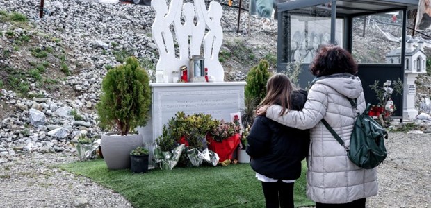 Τρισάγιο στο σημείο της τραγωδίας των Τεμπών